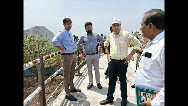 Gaya DM withholds salaries of 2 engineers’ over irregular water supply