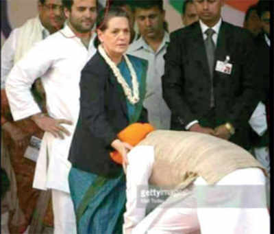 Fake News Buster: Manmohan Singh seen touching sonia gandhi’s feet?