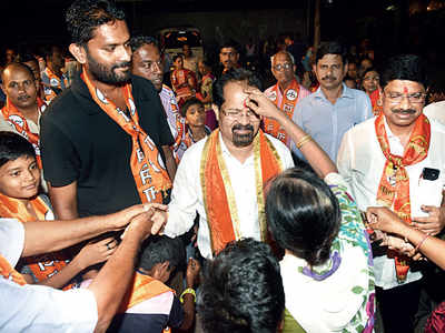 ‘Mahadeshwar sir’ goes back to school for campaigning