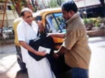 Auto driver returns Rs 50k to aged passenger