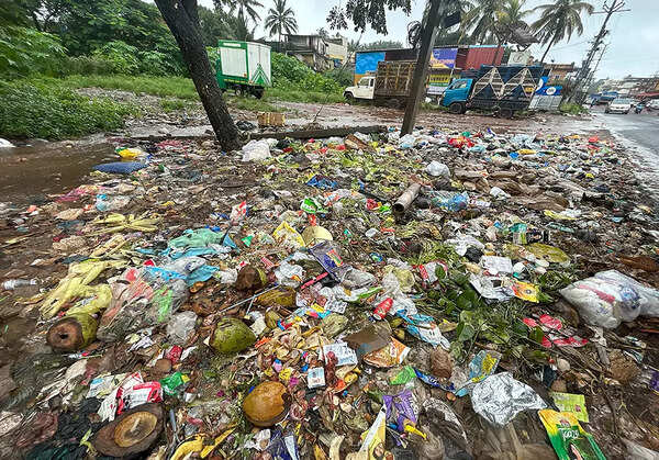 Jharsuguda resident protests irregular garbage collection by taking household waste to municipality office