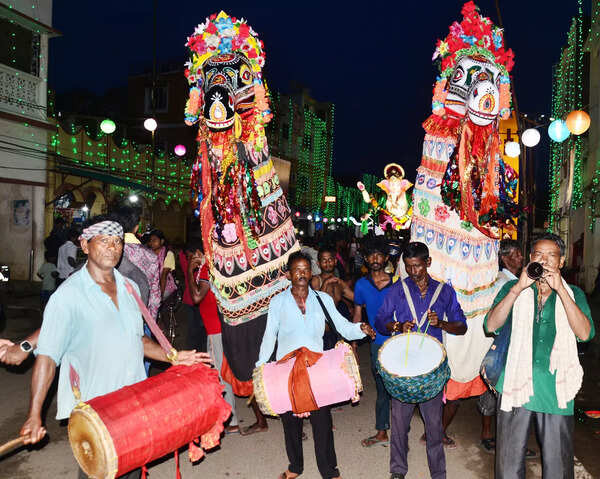 Durga Puja: Traditional dhol and band players thrive as DJs are banned