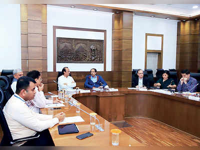 CM holds first official meeting at Varsha but will stay at Matoshree