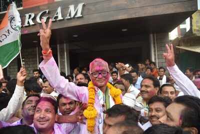 NCP MP Madhukar Kukde dances to Simmba song Aankh Maarey at Bhandara school function