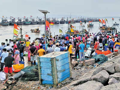 Catch stuck at jetties, fishermen seek govt help