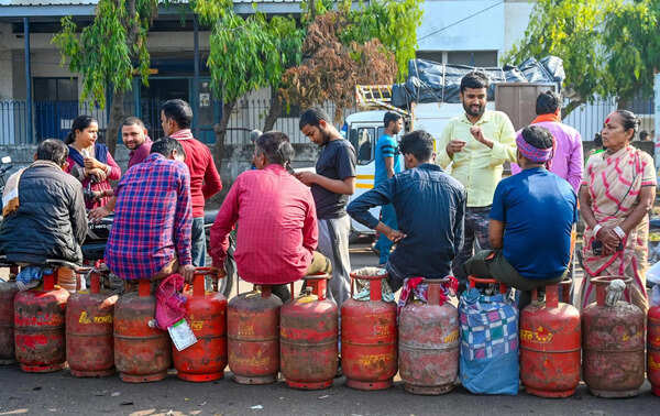 LPG supply rebounds in Noida and Ghaziabad, but panic triggers queues at agencies