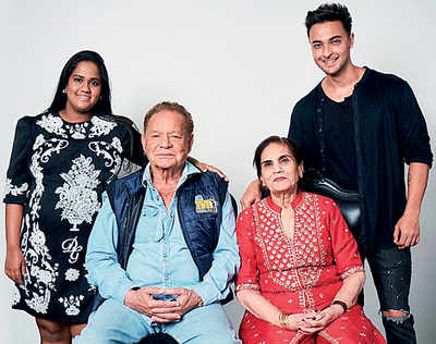Khandaan bring in Salim and Salma's 55th wedding anniversary and Ayush-Arpita's 5th with song and dance