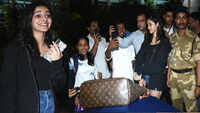 Ananya Panday stops for selfies with her fans at the airport 