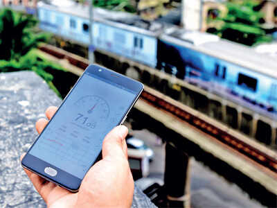 Screeching sound made by Metro near Navrang Cinema, Azad Nagar station turn bothering Andheri locals