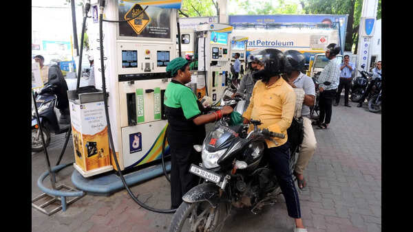 Long queues and purchase limits at fuel stations in Bihar as motorists rush to refill tanks