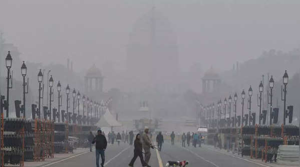  Mercury dips, fog reduces visibility in Delhi