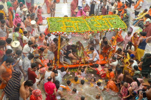 As heat scorches Kashi, KVT Shivling gets cool shower till Shrawan Purnima