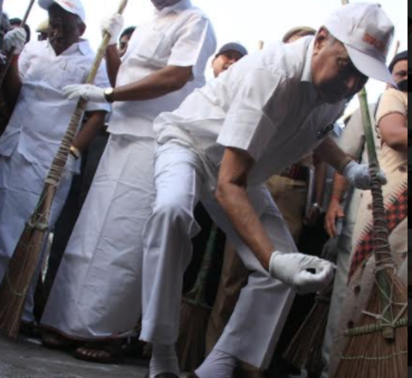 Tamil Nadu Governor Banwarilal Purohit sweeps Coimbatore bus stand