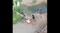 On cam: Cop attacked by liquor mafia in Patna 
