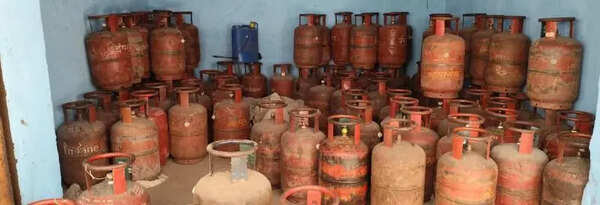Two arrested in Chennai’s Thiruvanmiyur for hoarding 40 LPG cylinders for sale in blackmarket amid price hike