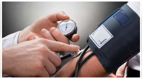 ​<strong></noscript>5 lesser known symptoms of High Blood Pressure</strong>​” offsetvertical=”200″ imgsize=”23456″ resizemode=”4″ title placeholdermsid msid type=”thumb” class></figure>
<div>
<p><strong>1</strong><span>/6</span></p>
<h2 data-ua-type=