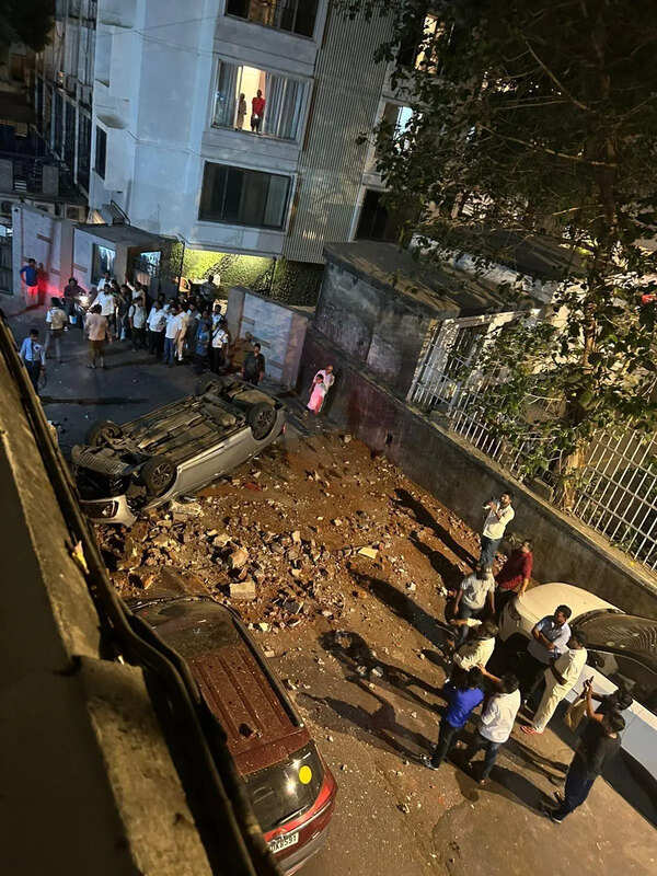 Car crashes into building compound wall, plunges onto Peddar Road; driver hurt