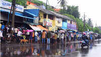Visakhapatnam: Tipplers rush to buy liquor, social distancing norms ignored 