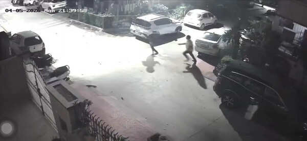 Two rob businessman of Rs 11 lakh at gunpoint outside his home in Gurgaon