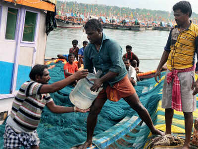 Devgad hosts Ockhi-hit fishermen