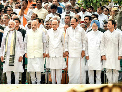Amid sharp divisions, Vajpayee brings foes together