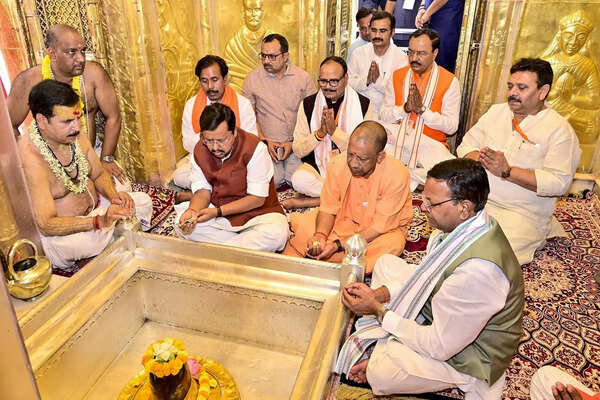 On maiden visit to Kashi, BJP chief Nabin offers prayers at KVT with CM Yogi