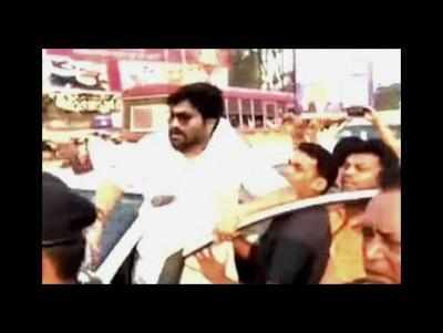 Union minister Babul Supriyo attacked with bricks Trinamool Congress activists