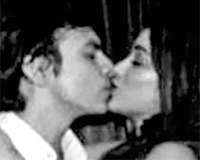Janhvi Kapoor kisses beau Shikhar Pahariya