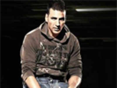 Akshay to fly first, will wear bling later