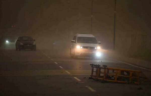Duststorm brings mercury down; disrupts vehicular traffic
