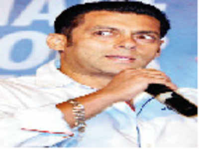Salman Khan kicks back Chetat Bhagat’s script