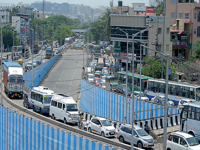White-topping work in Hennur has caused a traffic bottleneck