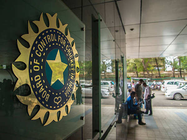BCCI rapped for not involving Indian commentators in IPL play-offs