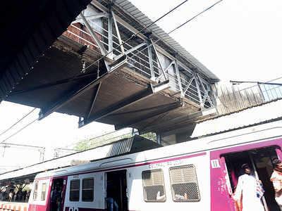 Central Railway officials spar over safety of FoB