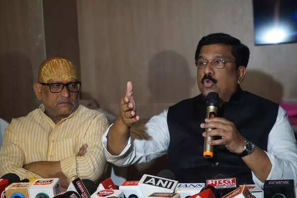 Cong slams Modi govt for ‘stand in line’ scheme