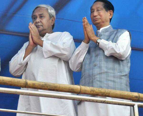 Ministers, VIPs defy ban, touch holy idols