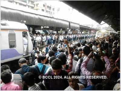 Mumbai local: Thousands stranded after signal failure between Vikhroli and Ghatkopar during peak hours