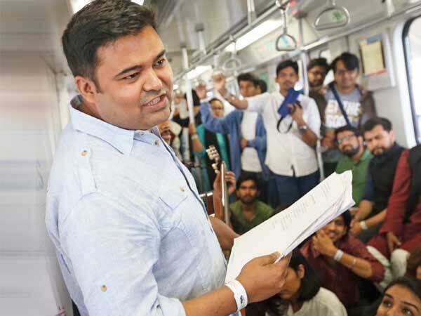 'Tanu Weds Manu' lyricist recites 'do linein' on Gurgaon Metro