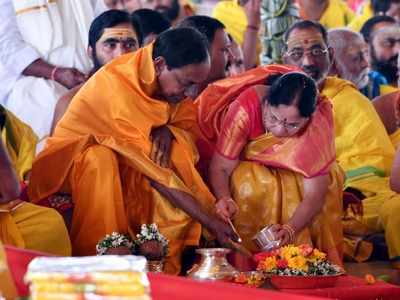 With an eye on national politics, KCR performs yet another yagam