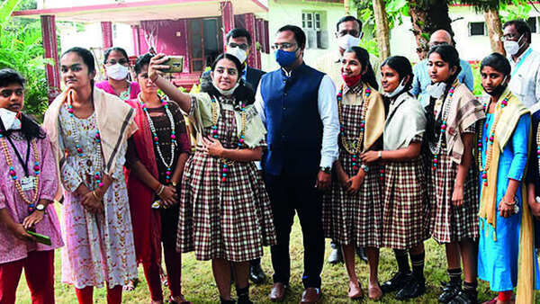 Dharwad: SSLC toppers share breakfast & dreams with DC