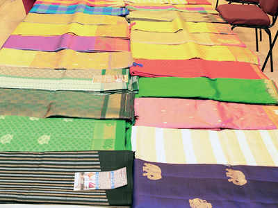 Karnataka: Netas woo women with sarees, cookers