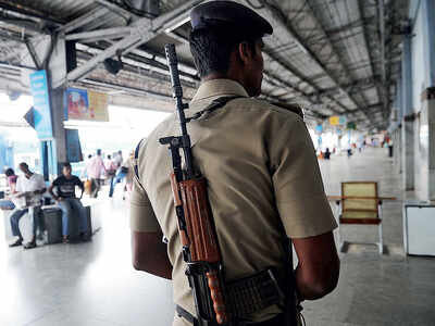 Wondering why are mobile phones and wallets snatched in trains and at railways stations never recovered? Here's the answer