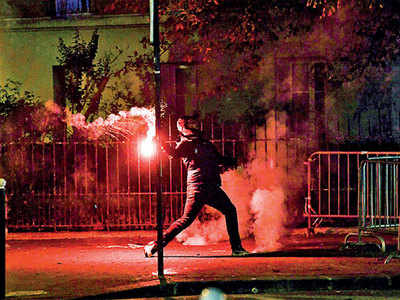 Paris police attacked, 158 arrested after PSG defeat