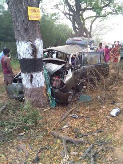 ​​Groom killed, bride injured in Telangana road accident