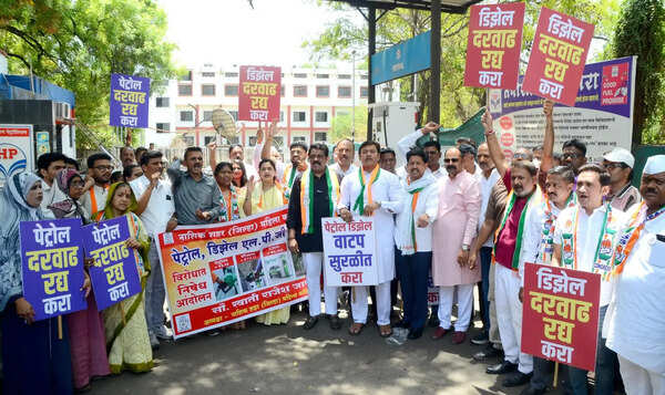 Congress protests fuel shortage, price hikes in Nashik