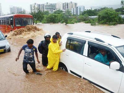 Downpour swamps Navi Mumbai, traffic badly hit