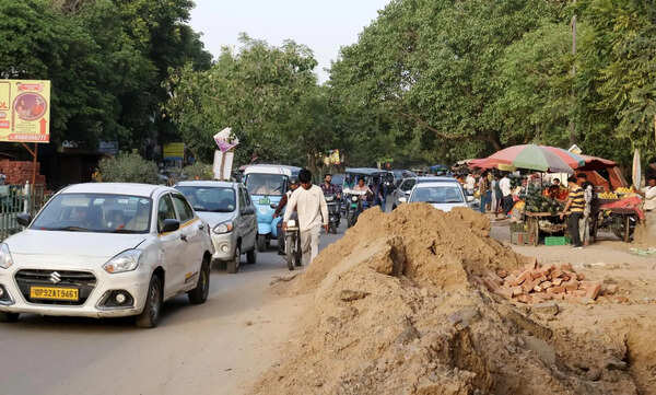 Broken roads, endless jams: Why officer-goers leave home early in Ghaziabad