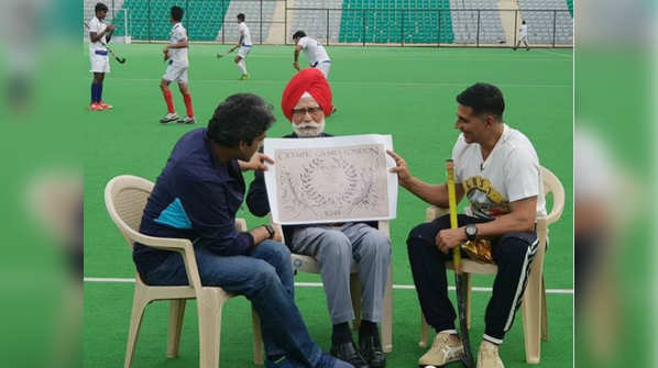 Ahead of 'Gold's' release, Akshay Kumar meets Hockey legend Balbir Singh