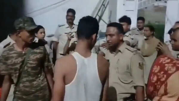 Bihar cops frisked by Sonu-Monu gang members before house raid; 2 SHOs suspended after video goes viral