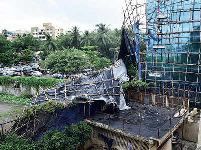 Bldg scaffolding crashes down on author’s home